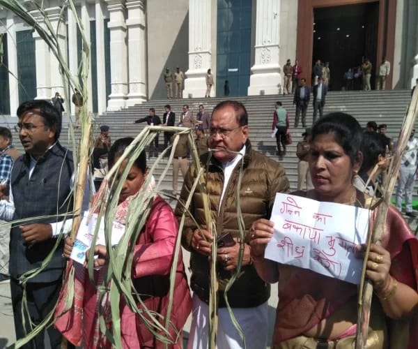 दूसरे दिन विपक्ष बेरोजगारी का मुद्दा उठाते हुए सदन के अंदर और बाहर दहाड़ा