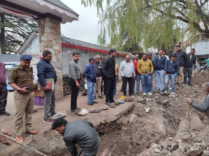 मसूरी - एसडीएम ने कार्य की धीमी गति पर अधिकारियों को फटकार लगाई