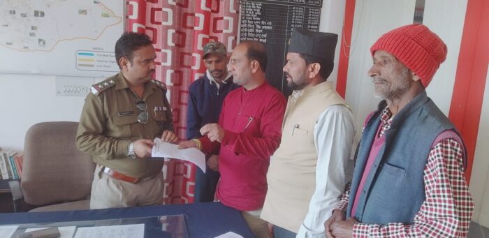 एसडीएम व एसएचओ को ज्ञापन दिया शिफन कोट के आंदोलनकारियों को धमकी देने पर