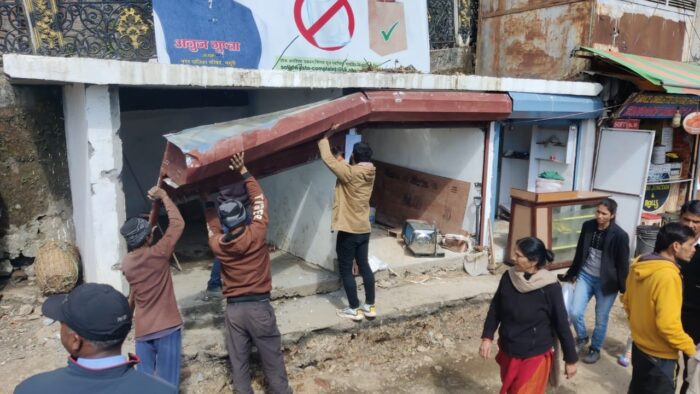 मसूरी : शौचालय की जगह दुकान बन गयी और एमडीडीए ने शटर तोड़ा