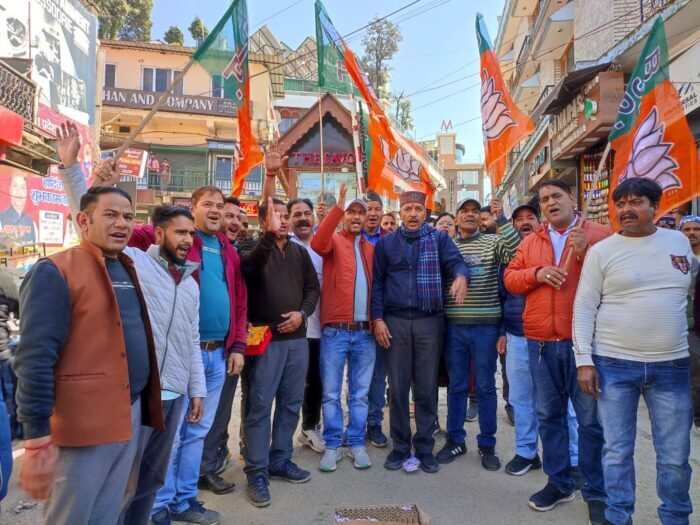 बीजेपी मसूरी मंडल ने नॉर्थ ईस्ट में बीजेपी की जीत का जश्न मनाया, पटाखे फोड़े और मिठाइयां बांटी