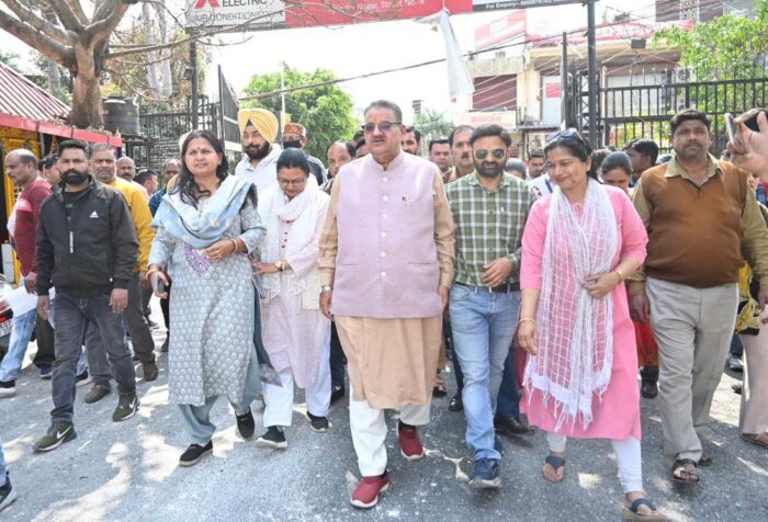 राजेन्द्र नगर में सड़क का निरीक्षण करते मंत्री गणेश जोशी
