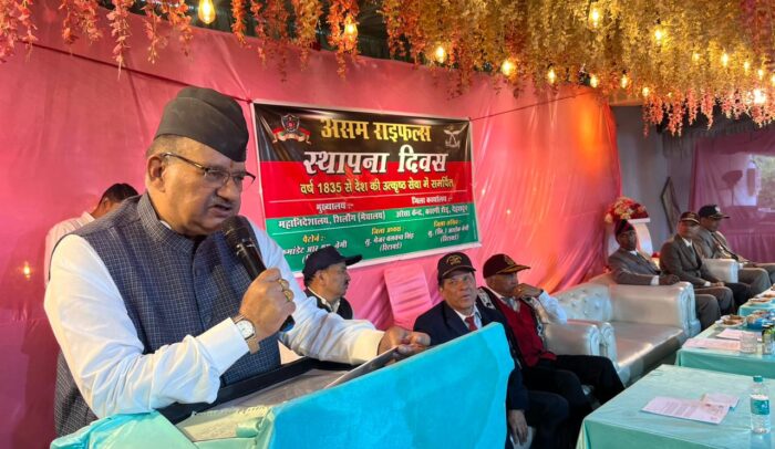 असम राईफल्स के 189वें स्थापना दिवस के अवसर पर पूर्व सैनिकों को सम्बोधित करते सैनिक कल्याण मंत्री गणेश जोशी।