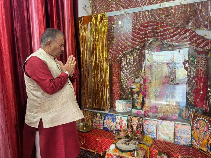 कैबिनेट मंत्री गणेश जोशी ने देहरादून में मां कामाख्या माता के मंदिर में की पूजा अर्चना।
