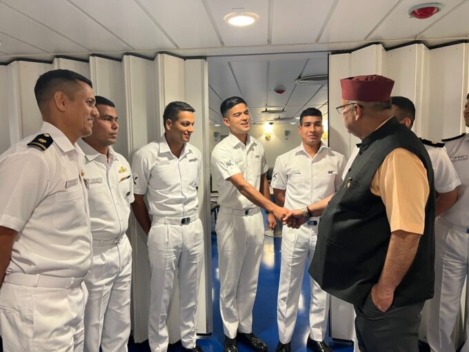 कोच्चि में देश के पहले स्वदेशी विमानवाहक पोत आईएनएस विक्रांत का मंत्री गणेश जोशी ने किया निरीक्षण।