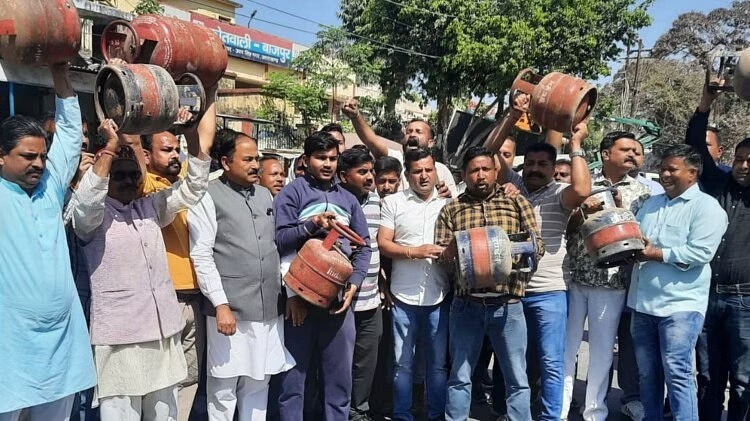 देहरादून : उत्तराखंड में सिर पर सिलेंडर रखकर किया विरोध, देखिए उत्तराखंड में आक्रोश की तस्वीरें