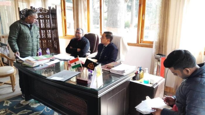 मसूरी वन प्रमंडल कार्यालय का वन संरक्षक डा. विनय भार्गव ने निरीक्षण किया