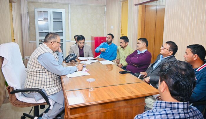 सरखेत में आपदा के दौरान क्षतिग्रस्त हुए प्राथमिक विद्यालय का भवन के निर्माण से संबंधित शिक्षा विभाग के अधिकारियों के साथ बैठक करते मंत्री गणेश जोशी।