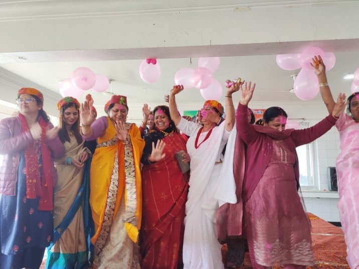 महिला दिवस व होली मिलन कार्यक्रम में 10 महिलाओं का सम्मान, महिलाएं जमकर फूल व गुलाल से होली खेलती हैं