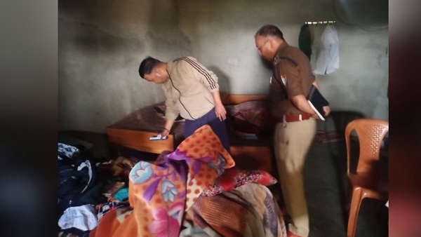 देहरादून : सहसपुर में एक ही परिवार के तीन सदस्यों की मौत से कोहराम, घर में दो बेटों समेत महिला का शव मिला