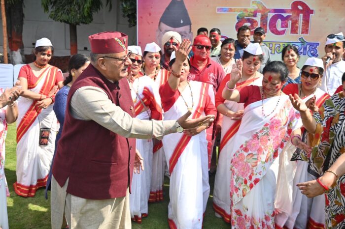 कैबिनेट मंत्री गणेश जोशी के घर पहुँची कुमाऊँनी होली, जमकर नाचे मंत्री