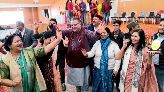 भाजपा महिला मोर्चा ने किया होली मिलन कार्यक्रम का आयोजन, महिला दिवस पर महिलाओं को किया गया सम्मानित