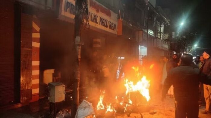 देहरादून: दिलाराम बाजार स्थित राज प्लाजा की तीसरी मंजिल पर आग लग गई, दमकल विभाग ने तुरंत कार्रवाई की.