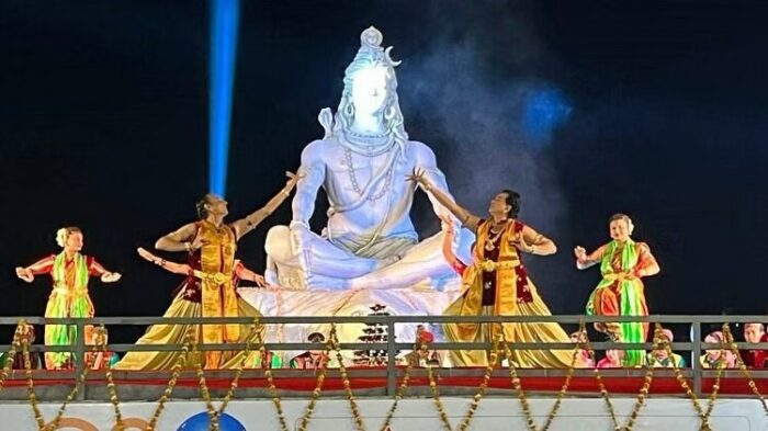 International Yoga Festival: ऋषिकेश में 90 देशों के 1100 श्रद्धालुओं ने किया योग, तस्वीरों में देखें ये अद्भुत नजारा