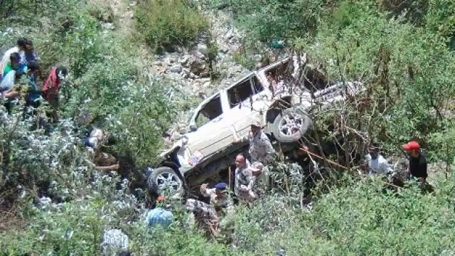 मसूरी : भट्टा के पास अनियंत्रित होकर पर्यटकों की कार गड्ढे में गिरी, हादसे में सात लोग घायल हो गये