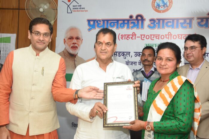 आवास मंत्री डॉ. प्रेम चन्द अग्रवाल द्वारा विधान सभा स्थित सभागार कक्ष में प्रधानमंत्री आवास योजना के अंतर्गत ऊधमसिंह नगर के सितारगंज उकरौली में 1168 ईडब्ल्यूएस आवास के लाभार्थियों को आवास आवंटन किये गये।