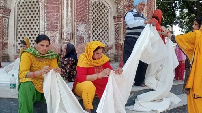 देहरादून : बड़ी संख्या में संगत दरबार साहिब पहुंच रही , गिलाफ सिलाई का काम हुआ पूरा, देखें तस्वीरें