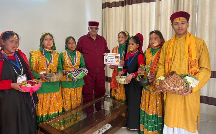 भराड़ीसैंण में बच्चों ने मंत्री गणेश जोशी से मुलाकात कर फूलदेई का पर्व मनाया।