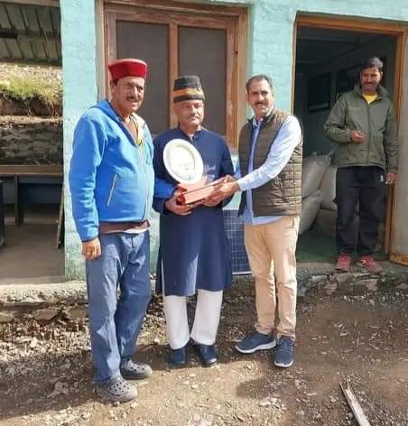 सीमा पर देश सेवा और गांव आकर देश को आत्मनिर्भर बनाने के लिए खेती और वृरक्षारोपण के महत्त्व के बारे में लोगो को शिक्षत कर रहे है