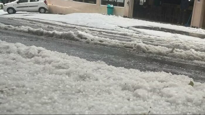 मसूरी में मौसम: पहाड़ों की रानी में झमाझम ओलावृष्टि, सड़कों पर बर्फ की सफेद चादर, लौटी ठंड