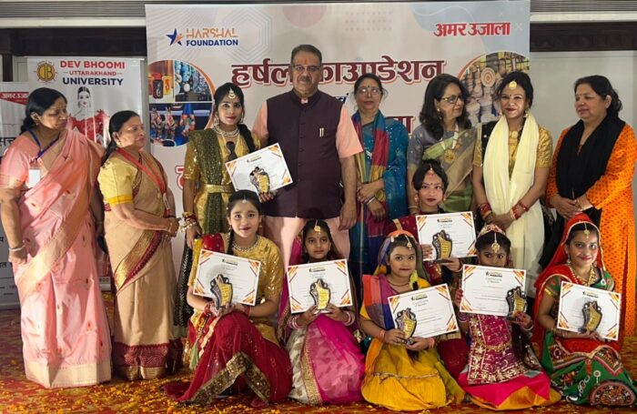 दून हस्तशिप बाज़ार का निरीक्षण करते कैबिनेट मंत्री गणेश जोशी।