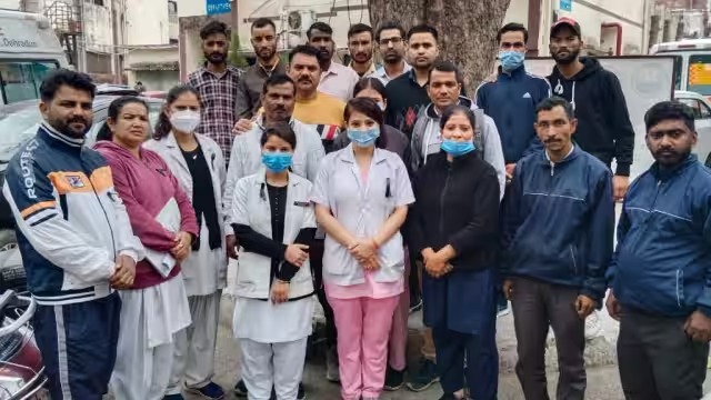 उपनल कर्मचारियों का सेवाएं समाप्त करने के विरोध में काली पट्टी बांधकर प्रदर्शन