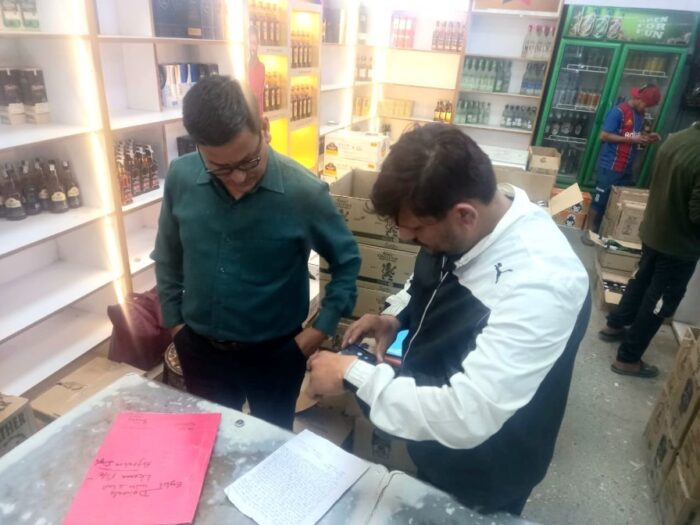 एसडीएम शैलेंद्र नेगी अंग्रेजी शराब की दुकान पर ग्राहक बनकर पहुंचे , तो ओवर रेट करना भारी पड़ गया सेल्समैन को