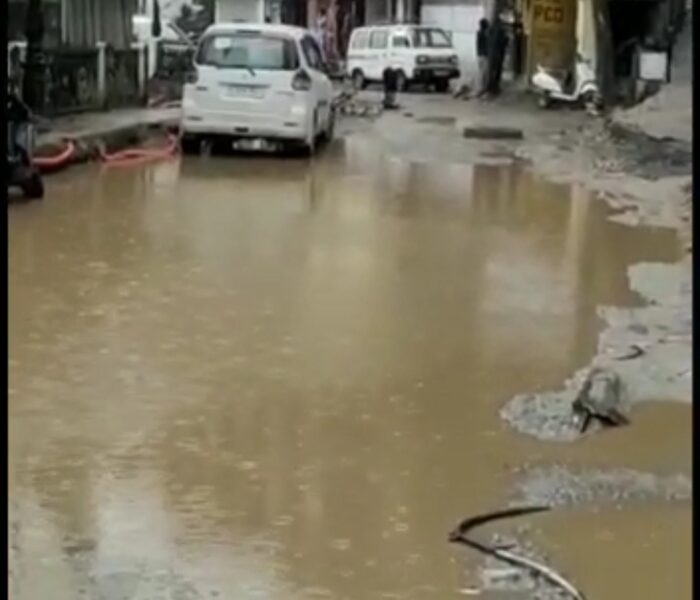 मसूरी मॉल रोड सुधार कार्य लगातार बारिश से बाधित है, हर जगह तालाब हैं, और पैदल चलना चुनौतीपूर्ण है।