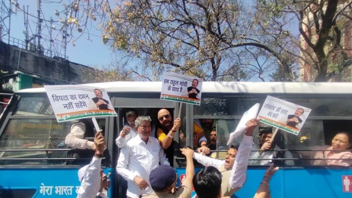 उत्तराखंड: राहुल गांधी की सजा के खिलाफ कांग्रेसियों का प्रदर्शन, हरीश रावत समेत कई कांग्रेसियों की गिरफ्तारी