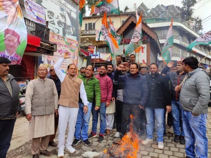 मसूरी - कांग्रेस का प्रदर्शन महंगाई के विरोध में , राज्य सरकार का पुतला फूंका