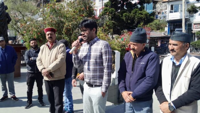 एसडीएम के आश्वासन के बाद शिफन कोर्ट बेघरों का धरना स्थगित कर दिया गया है