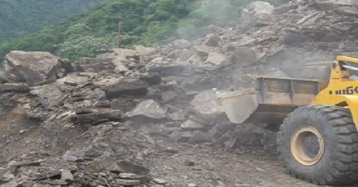 उत्तरकाशी : पहाड़ी से पत्थर गिरने से एक की मौत, दो गंभीर रूप से घायल।