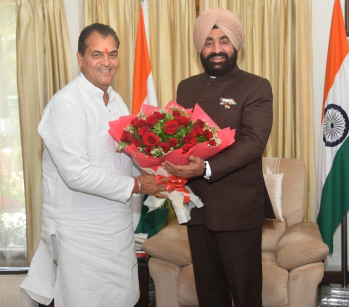 देहरादून : कैबिनेट मंत्री डा. प्रेमचंद अग्रवाल ने महामहिम राज्यपाल ले. जनरल गुरमीत सिंह से मुलाकात की।