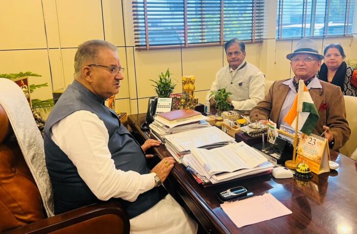 गृहकर में छूट को लेकर सैनिक कल्याण मंत्री गणेश जोशी से मुलाकात करते पूर्व सैनिक।