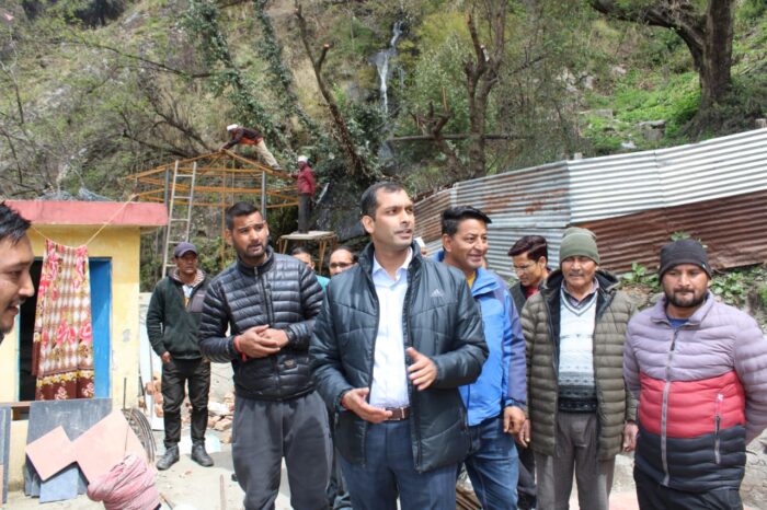 डीएम ने गंगोत्री धाम में मूलभूत सुविधाओं का जायजा लिया।