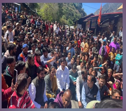 त्यूणी अग्निकांड : सैकड़ों कार्यकर्ताओं के साथ धरने पर बैठे पूर्व नेता प्रतिपक्ष, सीएम ने मृतकों के परिजनों को दो-दो लाख की सहायता देने का किया ऐलान, नायब तहसीलदार निलंबित