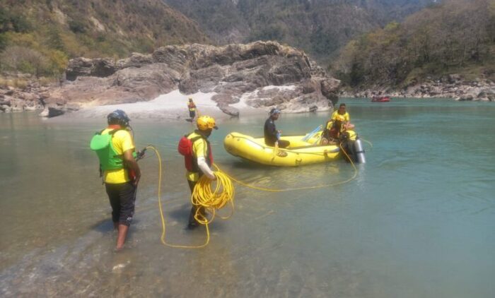 आईएएस के भाई समेत दो पर्यटक गंगा में बह गए।