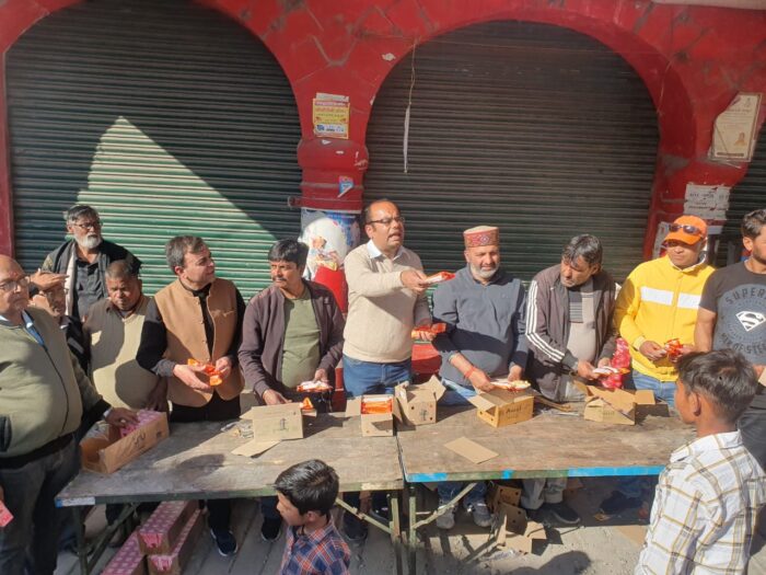 अक्षय तृतीया और परशुराम जयंती के अवसर पर मसूरी ट्रेडर्स एंड वेलफेयर एसोसिएशन ने स्टॉल लगाकर शीतल पेय और आइसक्रीम बांटी