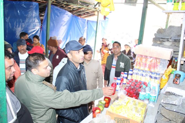 बिना क्यूआर कोड के पानी व कोल्ड ड्रिंक बेचने पर होगी कार्रवाई- डीएम रुहेला