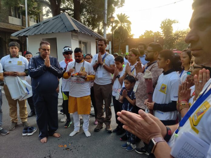 नथुली महिला सशक्तिकरण संस्था, उत्तराखंड बाल कल्याण परिषद एवं हार्दिक फिल्म्स के सहयोग से बैशाखी के पावन पर्व पर श्री अन्न साइकिल रैली का रवाना करते मंत्री गणेश जोशी।