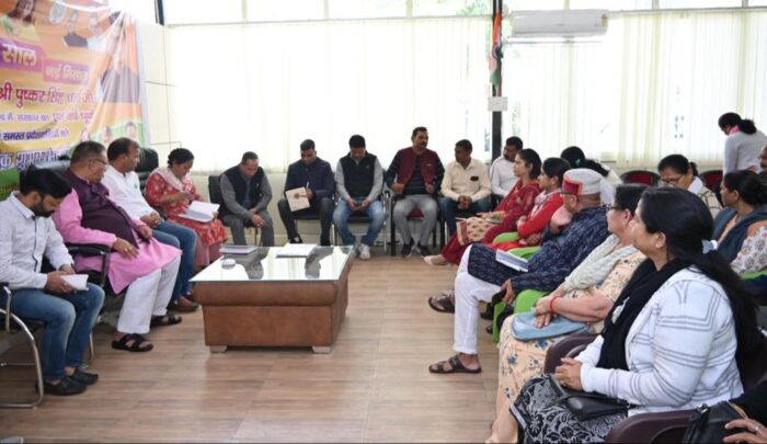 बीजेपी के स्थापना दिवस और मन की बात कार्यक्रम के तैयारियो को लेकर बैठक करते मंत्री गणेश जोशी।