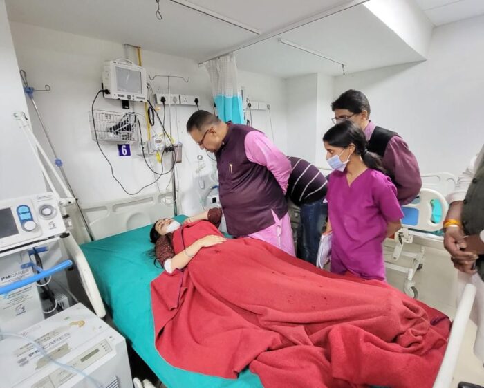 मंत्री गणेश जोशी ने मसूरी बस दुर्घटना में घायलों का अस्पताल पहुंचकर जाना हाल, चिकित्सकों को दिये उपचार के निर्देश।
