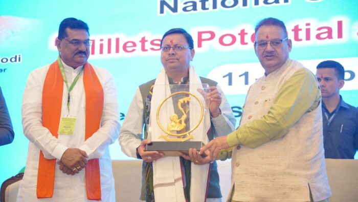 मुख्यमंत्री पुष्कर सिंह धामी के साथ मसूरी में मिलेट्स-2023 के अन्तर्गत आयोजित ‘क्षमता और अवसर’ राष्ट्रीय सम्मेलन का शुभारंभ करते मंत्री गणेश जोशी।