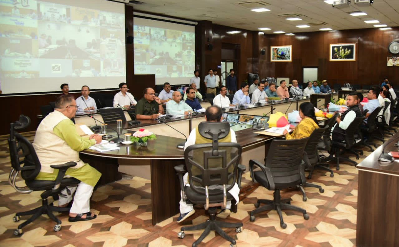 सचिवालय स्थित वीर चंद्र सिंह गढवाली सभागार में राज्य रोजगार गारन्टी परिषद की बैठक करते मंत्री गणेश जोशी