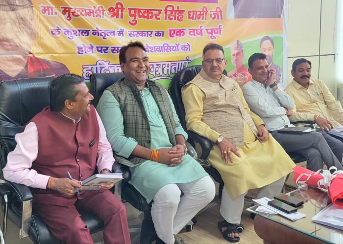 मन की बात कार्यक्रम की तैयारियो को लेकर पार्टी कार्यकर्ताओं के साथ रणनीति बनाते कैबिनेट मंत्री गणेश जोशी
