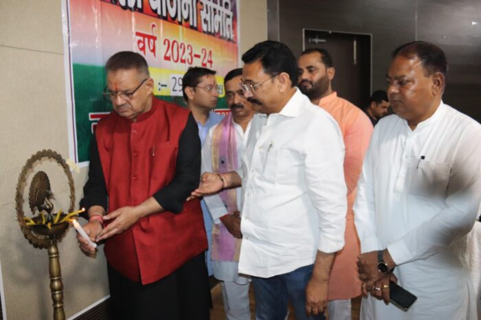 सैनिक कल्याण मंत्री गणेश जोशी की अध्यक्षता में जिला योजना समिति की बैठक डॉ.एपीजे अब्दुल कलाम सभागार में सम्पन्न हुई।