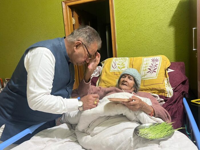 चैत्र नवरात्र के हरेले पर अपनी माता से आशीर्वाद लेते कैबिनेट मंत्री गणेश जोशी