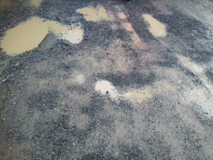 एनएच 707A के हाल  बेहाल है , संतुरा मंदिर से लेकर गस्ती बैंड तक  एनएच 707A की  सड़क बिल्कुल धान के रोपाई के लिए तैयार है