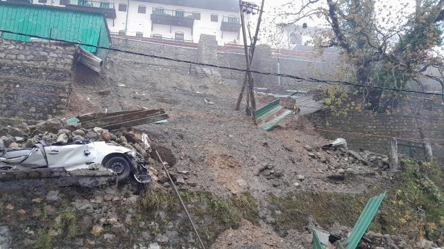 मसूरी: भारी बारिश से जनजीवन अस्त-व्यस्त है, वहीं एक होटल का पुश्ता गिरने से पांच कारों को नुकसान पहुंचा