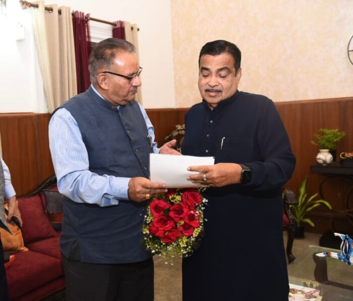 नई दिल्ली में मंत्री गणेश जोशी ने केंद्रीय सड़क, परिवहन एवं राजमार्ग मंत्री नितिन गड़करी से की भेंट।